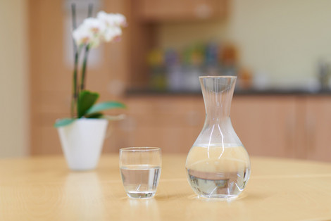Karaffe und Glas mit Wasser gefüllt