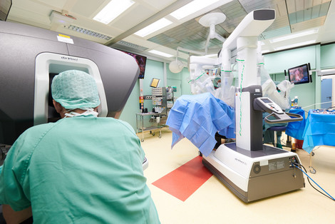 Blick in den OP-Saal während eines Eingriffs mit dem DaVinci-Roboter
